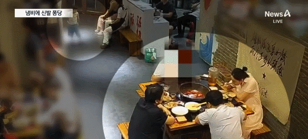 Đang xì xụp ngồi ăn lẩu, khách hàng bỗng được 1 bé trai "tặng" nguyên chiếc dép vào giữa nồi lẩu sôi sùng sục- Ảnh 1.