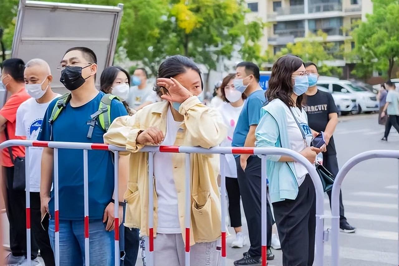 Đưa con đi nhập học, ông bố bất ngờ bị cả MXH mắng: "Anh đang không tôn trọng con trai mình"- Ảnh 2.