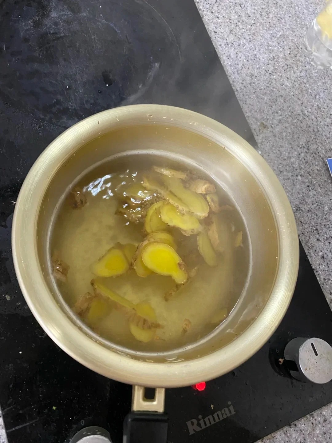 Tôi đun nước gừng để gội đầu, lần đầu tiên tóc rụng kinh khủng nhưng đến lần thứ 3 thì có sự thay đổi đến khó tin- Ảnh 4.