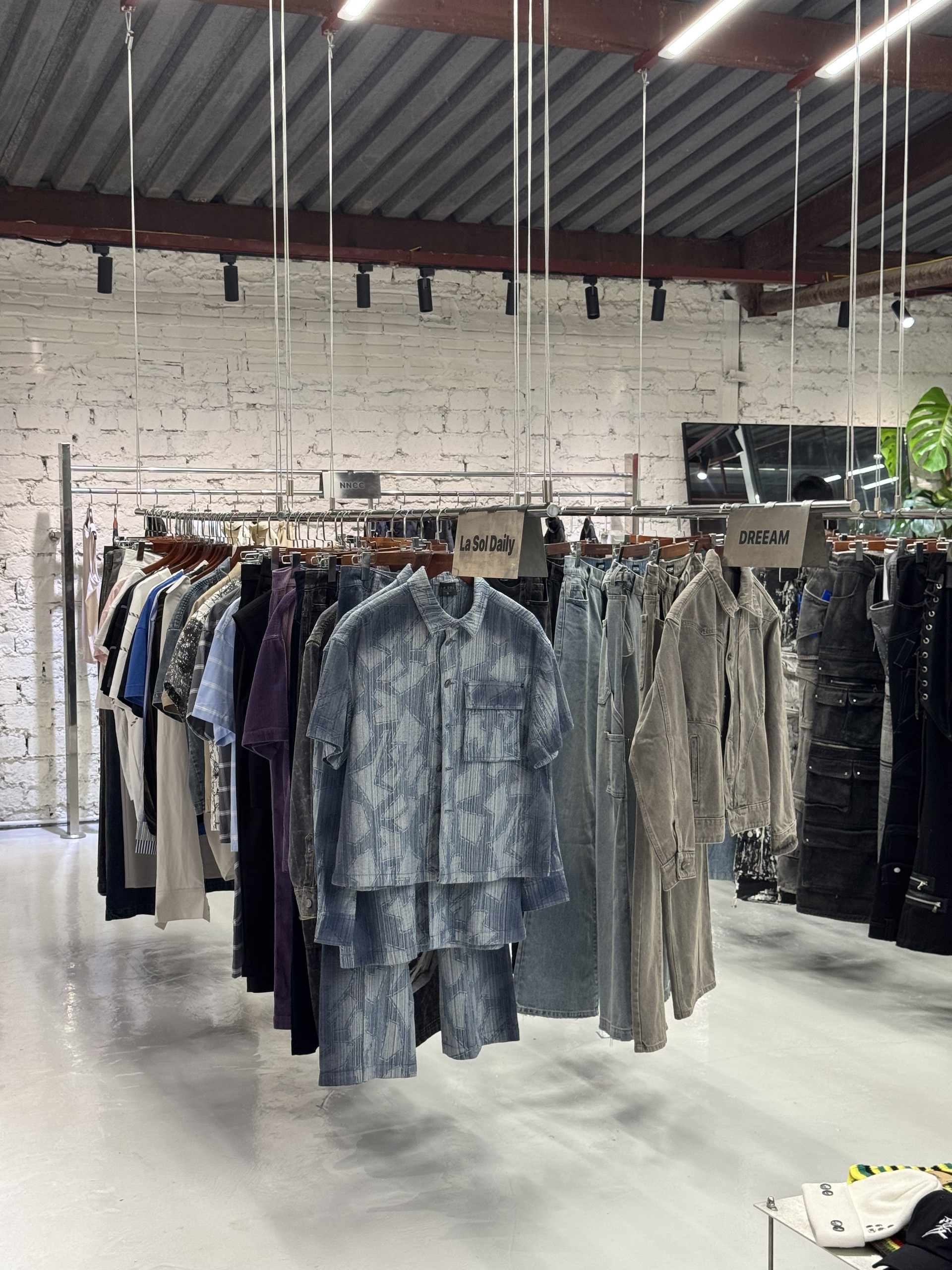 Review tổ hợp thời trang mới toanh, hot 100 độ ở Hà Nội: Rộng 700m2, 30 local brand đổ bộ, vào không muốn đi ra!- Ảnh 9.