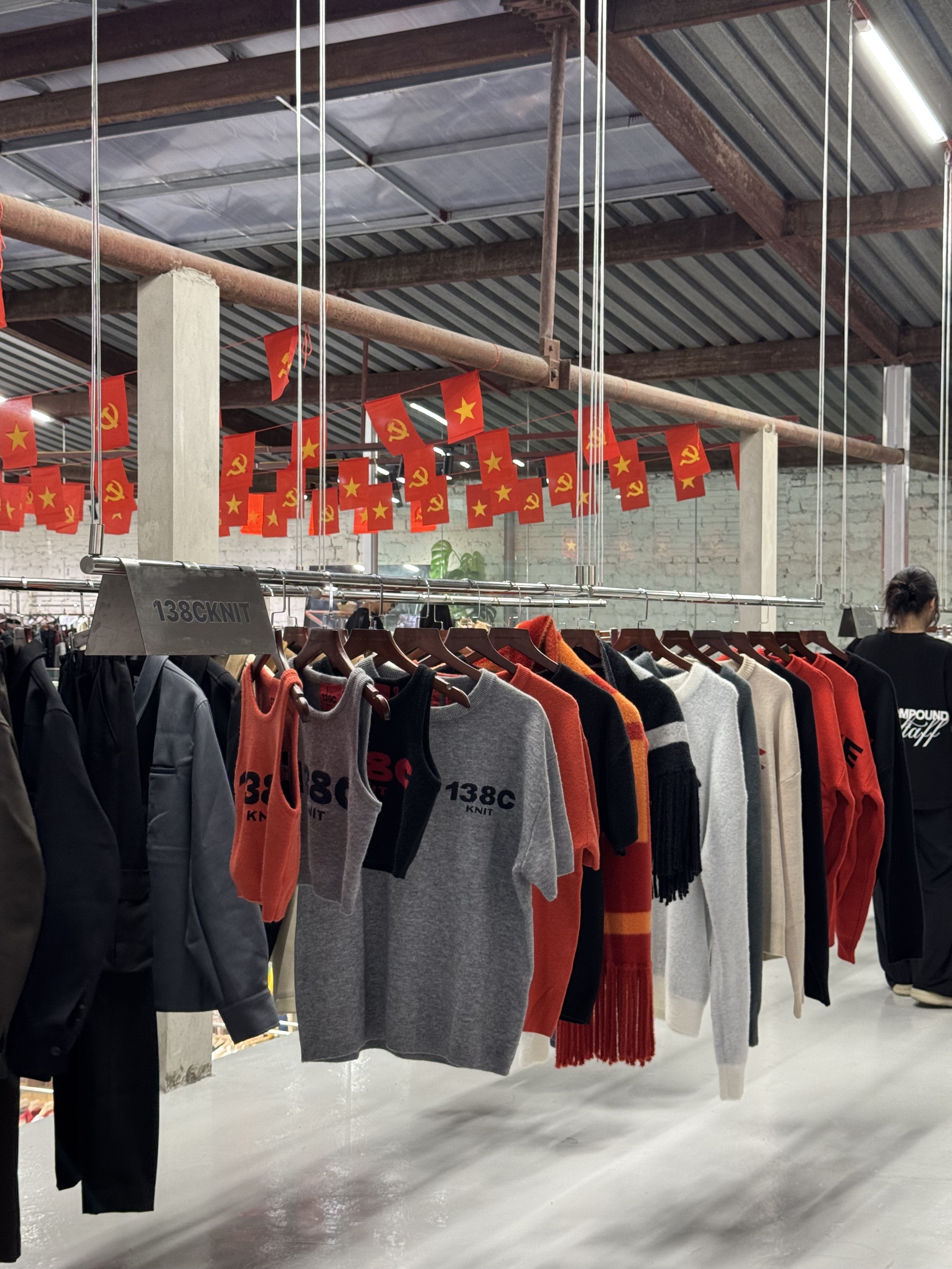 Review tổ hợp thời trang mới toanh, hot 100 độ ở Hà Nội: Rộng 700m2, 30 local brand đổ bộ, vào không muốn đi ra!- Ảnh 7.