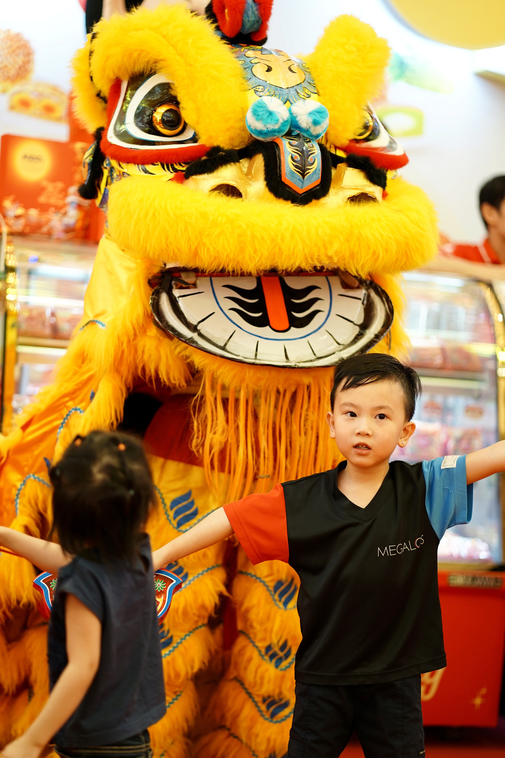 Vạn Hạnh Mall bất ngờ tổ chức Trung thu sớm, múa lân rộn ràng cùng loạt hoạt động khiến khách 