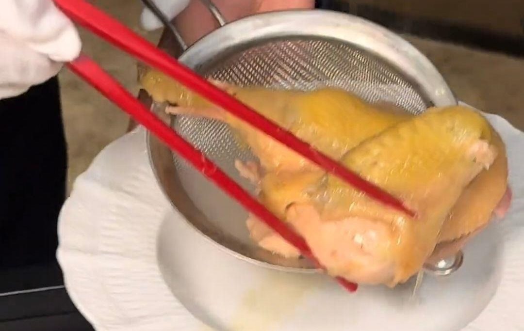 Khách nổi giận vì ăn nửa con gà phải trả hóa đơn gần 7,5 triệu, nhà hàng khẳng định: “Chúng tôi làm đúng, không hề chặt chém”- Ảnh 1.