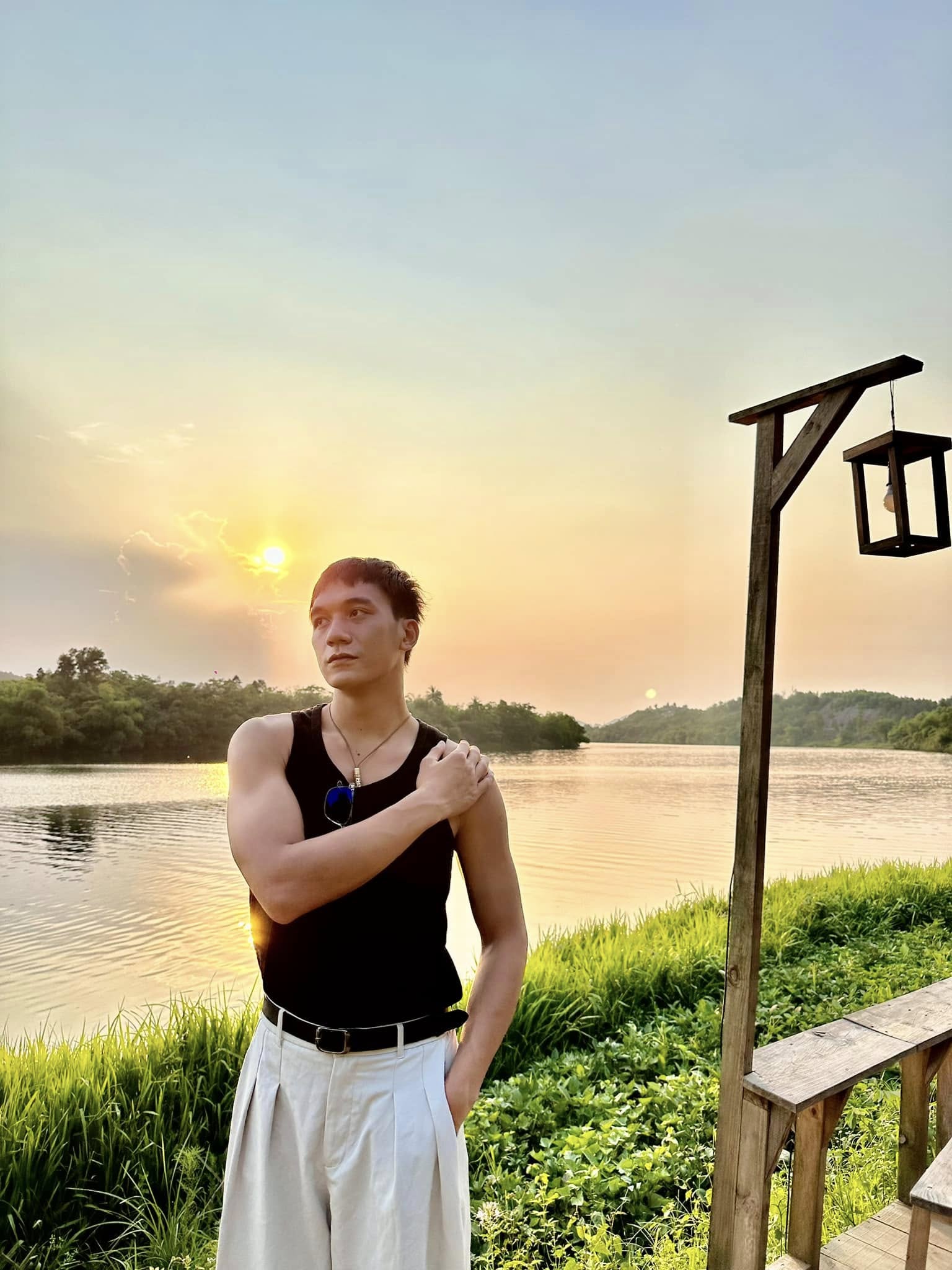 Nam chính Mưa Đỏ tự 