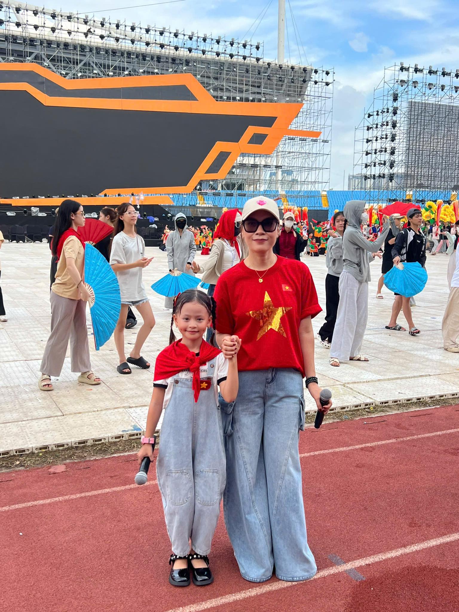 Gia đình bé gái song ca cùng Mỹ Tâm tại Đại lễ 2/9 lên tiếng đính chính 1 điều- Ảnh 5. Gia đình bé gái song ca cùng Mỹ Tâm tại Đại lễ 2/9 lên tiếng đính chính 1 điều- Ảnh 5.