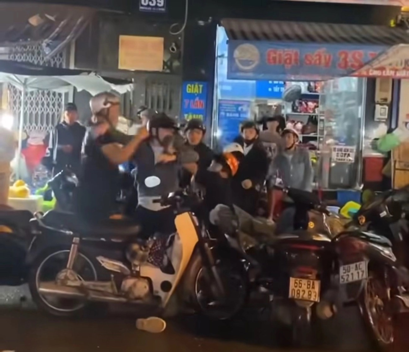 10 thanh niên "hổ báo" xông vào đánh tới tấp đôi nam nữ giữa phố ở TP.HCM- Ảnh 1.