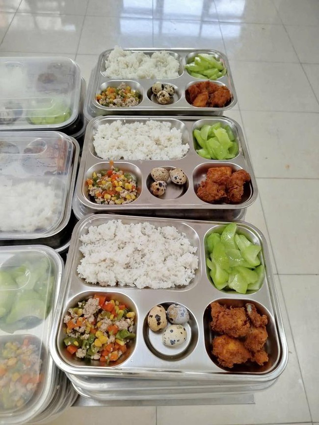 Phụ huynh Hà Nội rần rần khoe bữa ăn bán trú 10 NGHÌN ĐỒNG của con khiến ai nấy "lác mắt": Chỉ mong con mình cũng được như thế!- Ảnh 5.