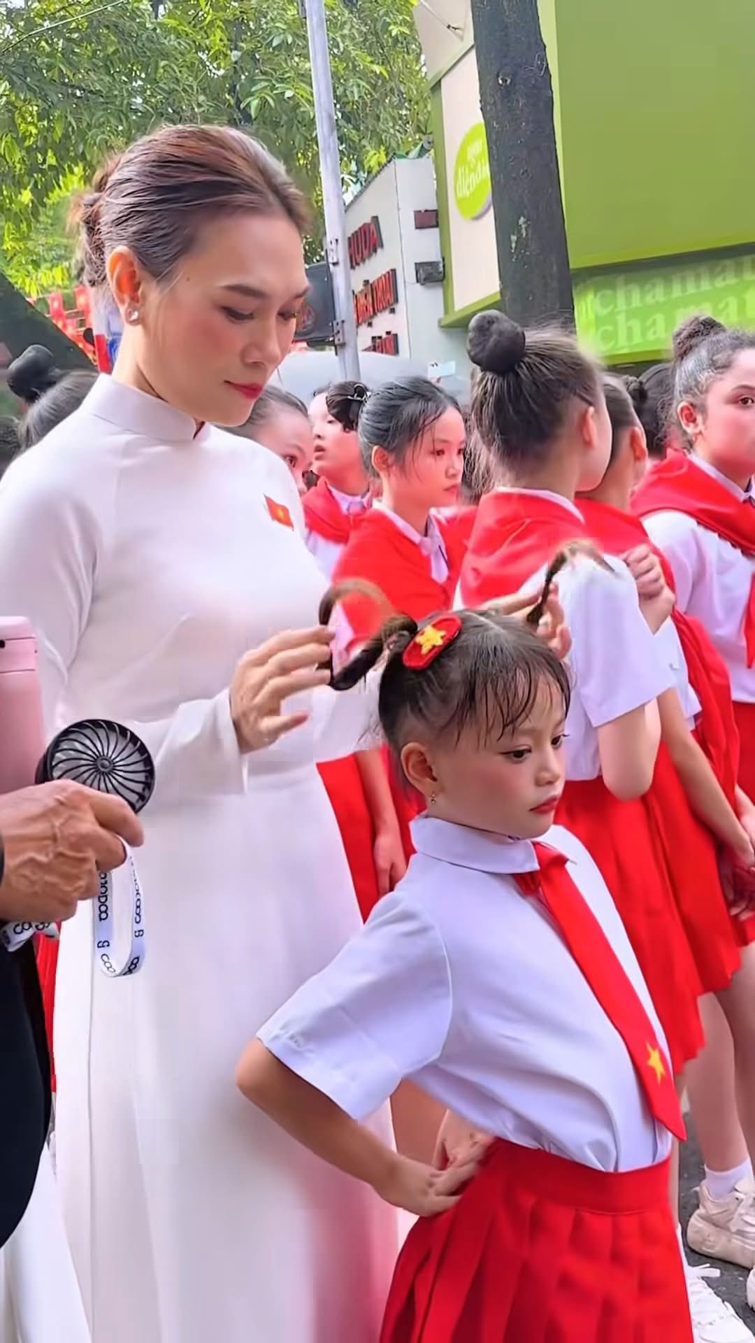 Gia đình bé gái song ca cùng Mỹ Tâm tại Đại lễ 2/9 lên tiếng đính chính 1 điều- Ảnh 6. Gia đình bé gái song ca cùng Mỹ Tâm tại Đại lễ 2/9 lên tiếng đính chính 1 điều- Ảnh 6.