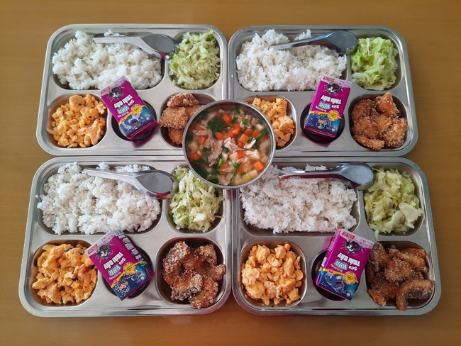 Phụ huynh Hà Nội rần rần khoe bữa ăn bán trú 10 NGHÌN ĐỒNG của con khiến ai nấy "lác mắt": Chỉ mong con mình cũng được như thế!- Ảnh 2.