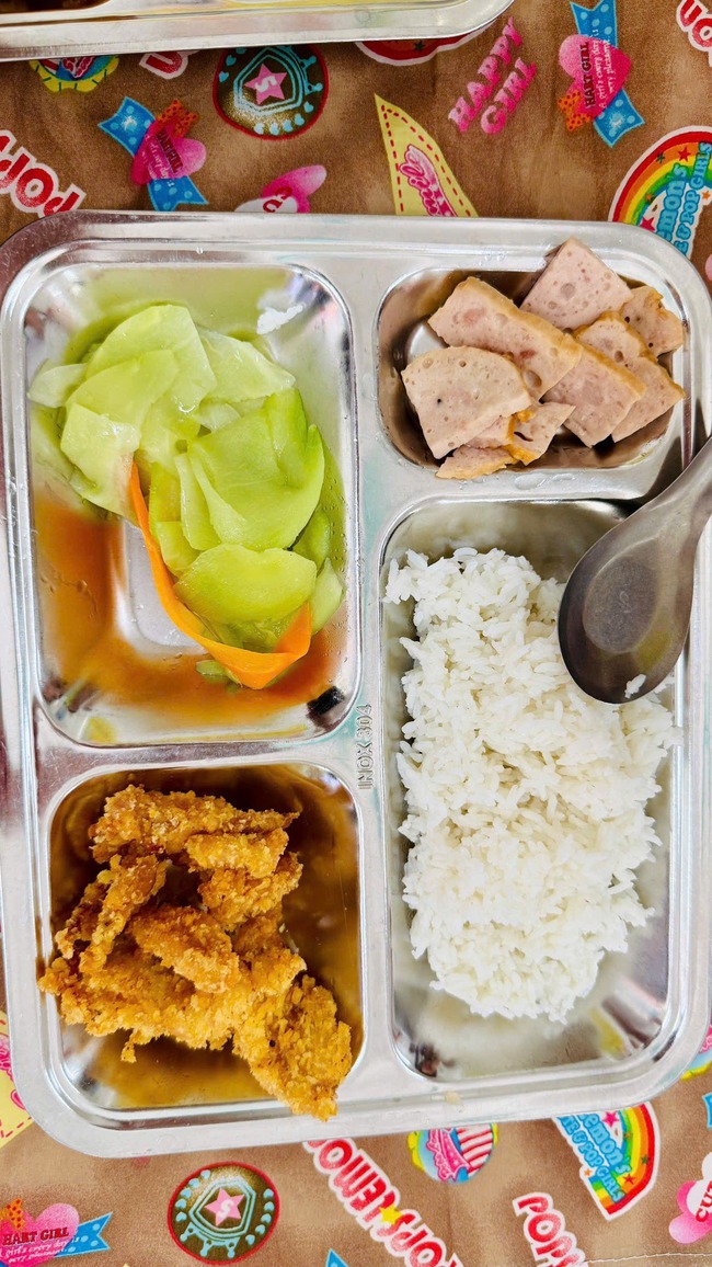 Phụ huynh Hà Nội rần rần khoe bữa ăn bán trú 10 NGHÌN ĐỒNG của con khiến ai nấy "lác mắt": Chỉ mong con mình cũng được như thế!- Ảnh 6.