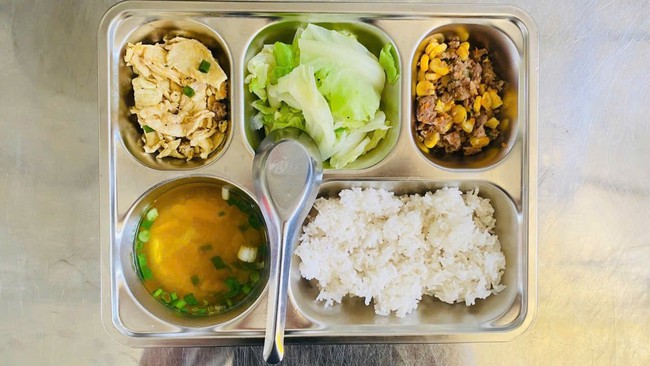 Phụ huynh Hà Nội rần rần khoe bữa ăn bán trú 10 NGHÌN ĐỒNG của con khiến ai nấy "lác mắt": Chỉ mong con mình cũng được như thế!- Ảnh 7.