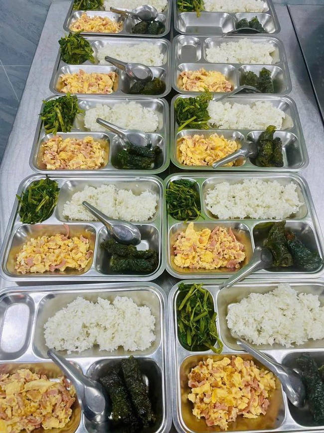 Phụ huynh Hà Nội rần rần khoe bữa ăn bán trú 10 NGHÌN ĐỒNG của con khiến ai nấy "lác mắt": Chỉ mong con mình cũng được như thế!- Ảnh 1.