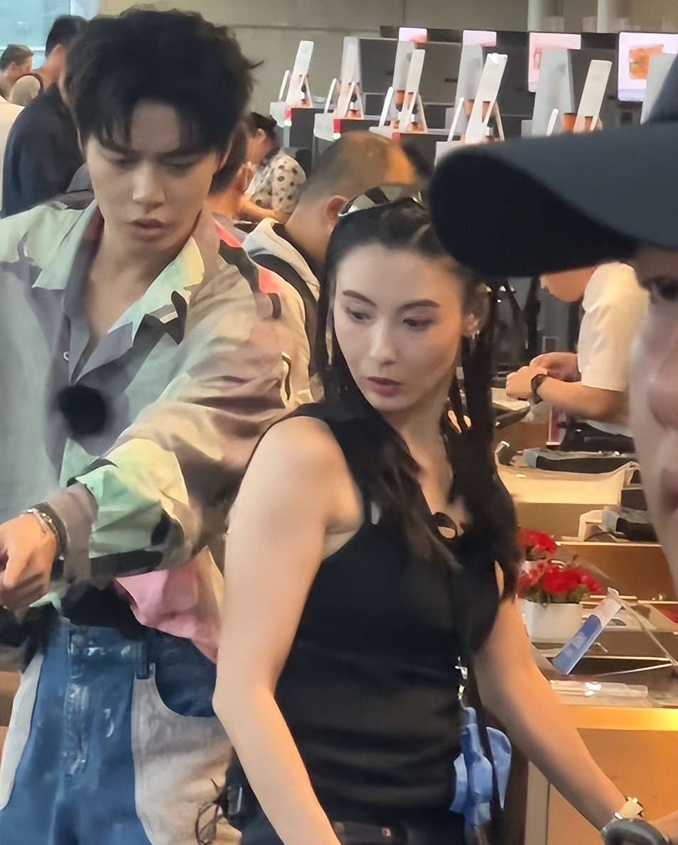"Quý bà trung niên" Trương Bá Chi lộ diện với mặt mộc: Da trắng phát sáng, gầy tới mức má hóp khiến netizen lo lắng- Ảnh 3.