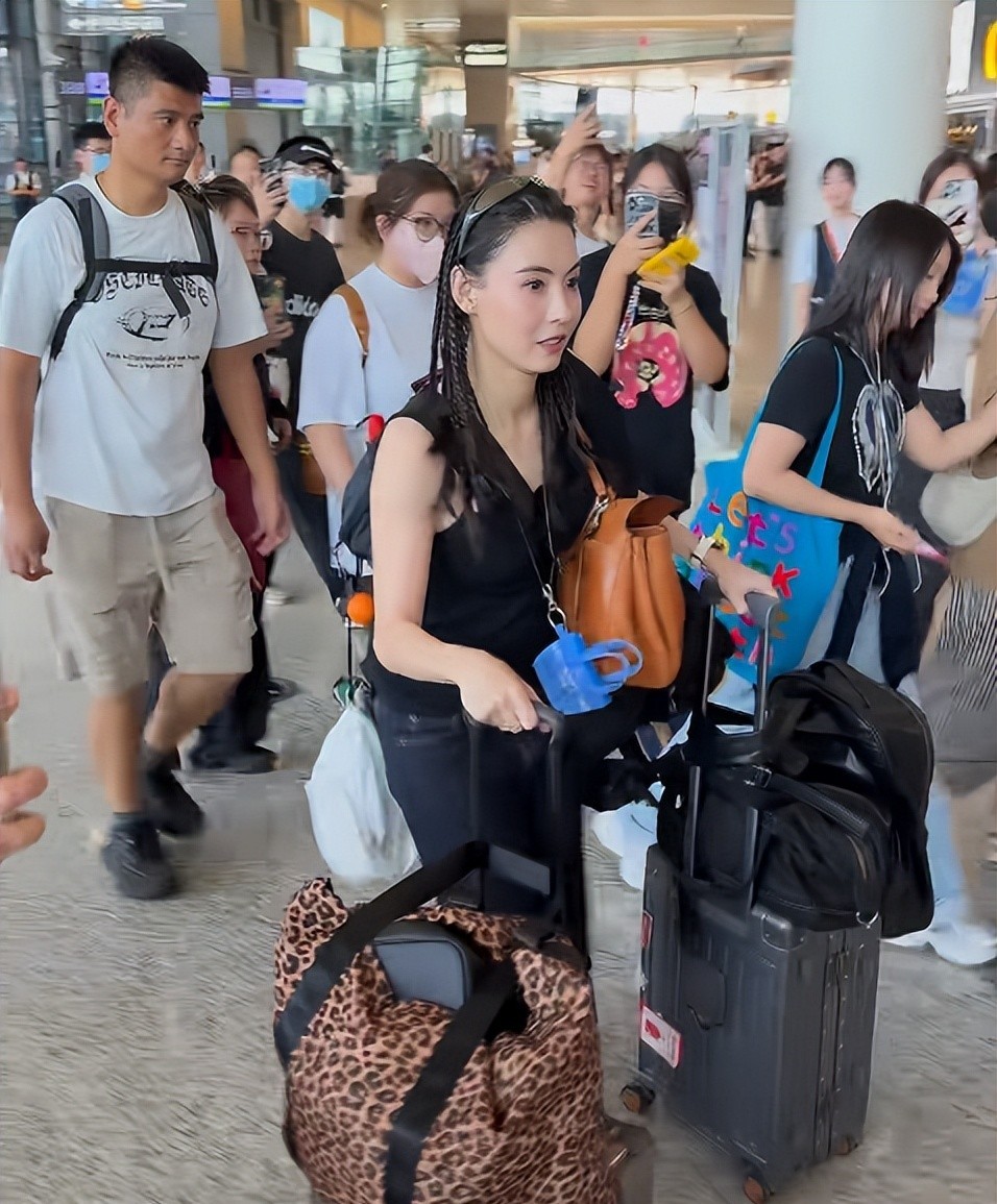 "Quý bà trung niên" Trương Bá Chi lộ diện với mặt mộc: Da trắng phát sáng, gầy tới mức má hóp khiến netizen lo lắng- Ảnh 1.