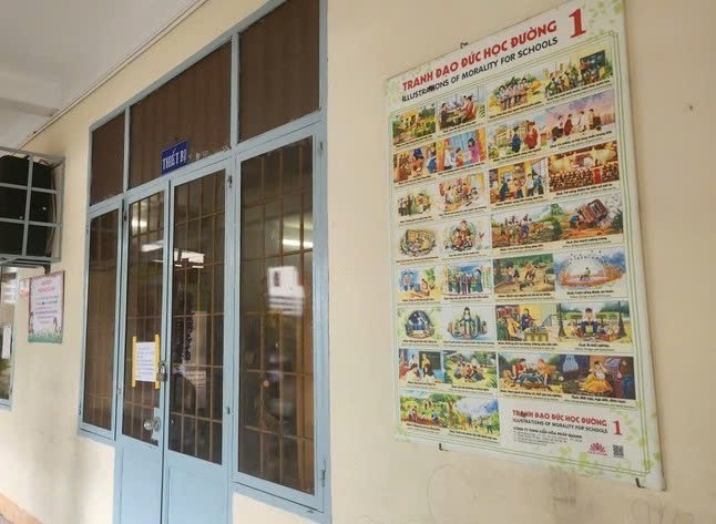Yêu cầu trường tiểu học gỡ tranh đạo đức dán tường dạy về nhân quả- Ảnh 1.