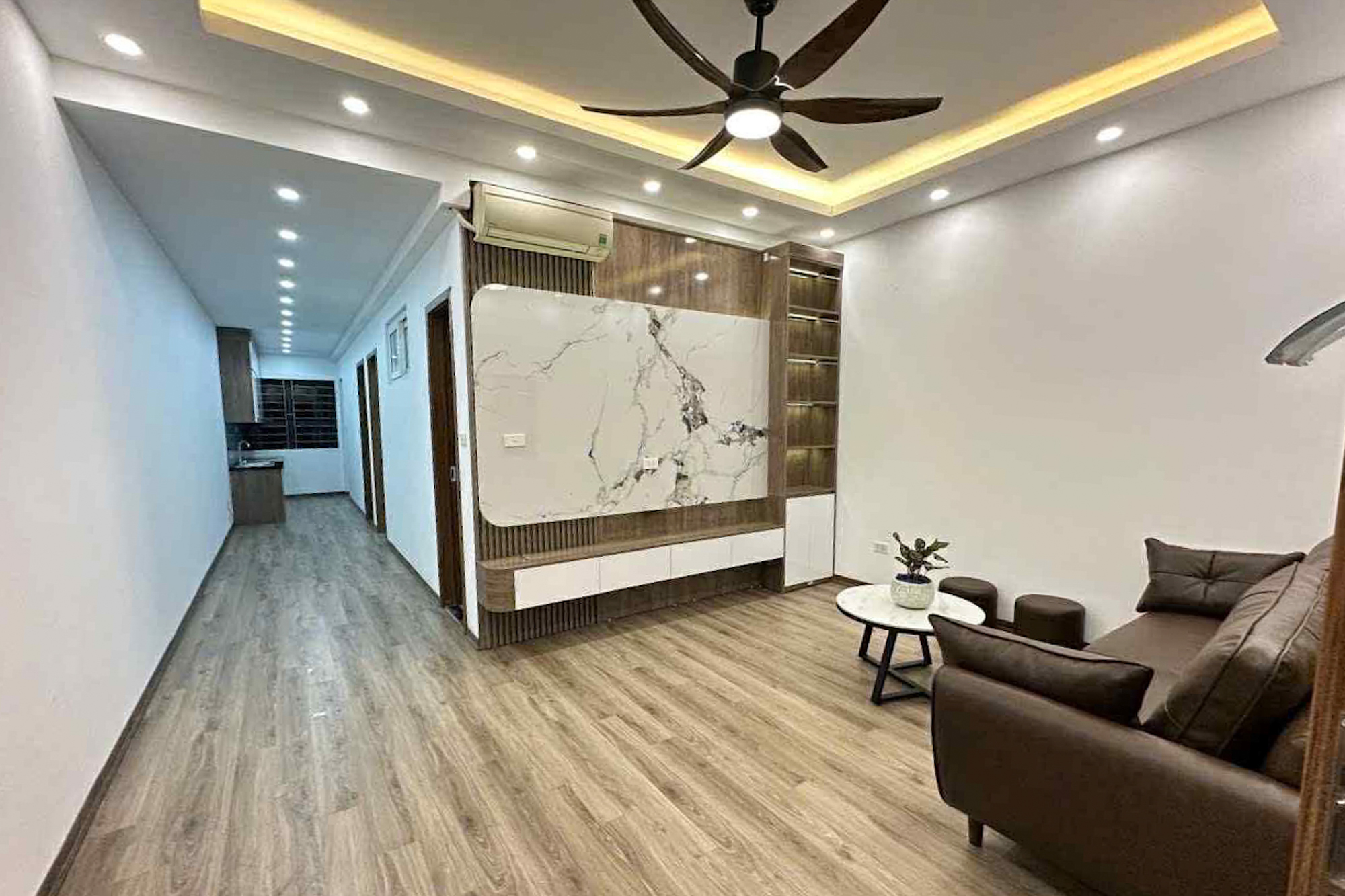 Chung cư có tường bong tróc, thi thoảng thang máy lại hỏng, thiếu nước...có giá tăng gấp 3 lần, hở ra là cháy hàng- Ảnh 7.