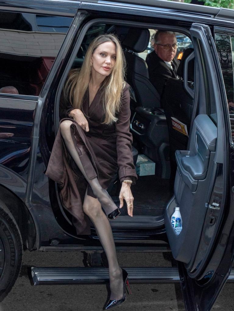 Angelina Jolie tái hiện màn khoe chân dài miên man đình đám 1 thời, 