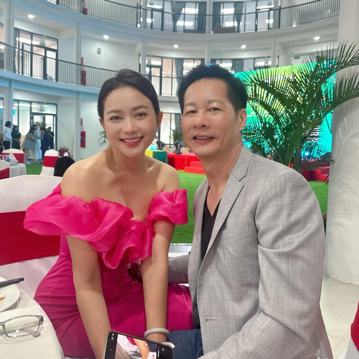 Mỹ nhân Việt được đại gia hơn 26 tuổi tặng biệt thự khắp cả nước, sở hữu tài sản cả 100 tỷ- Ảnh 2. Mỹ nhân Việt được đại gia hơn 26 tuổi tặng biệt thự khắp cả nước, sở hữu tài sản cả 100 tỷ- Ảnh 2.