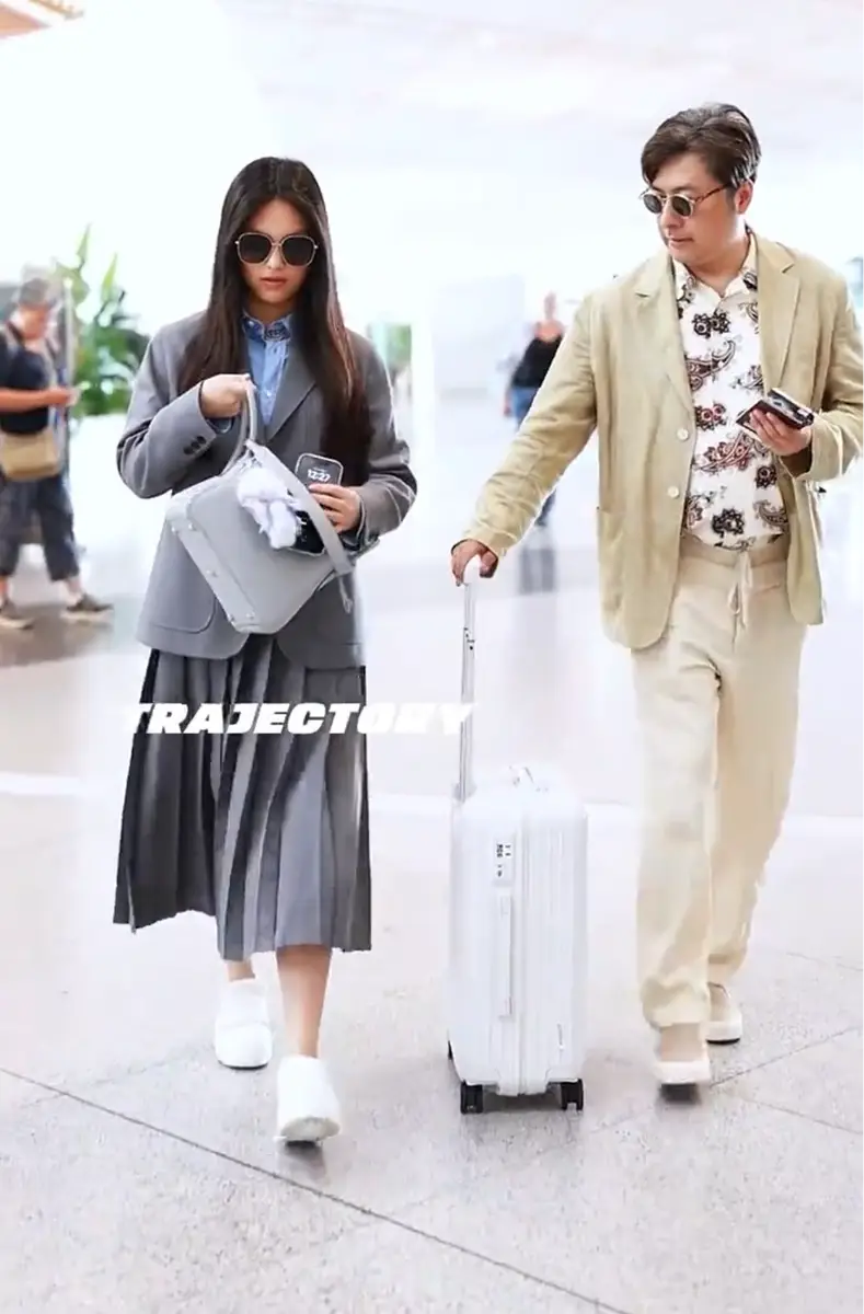 Con gái MC giàu nhất showbiz có Rolls-Royce riêng khi mới 15 tuổi: Ra sân bay cũng xách túi Hermes hơn 200 triệu đồng, nhìn sang mẹ còn choáng hơn- Ảnh 2.