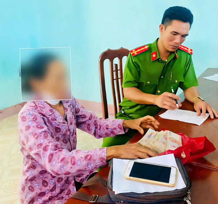 Bà lão mang 120 triệu đồng đến trụ sở công an để nhờ chuyển cho "công an dỏm"- Ảnh 1.