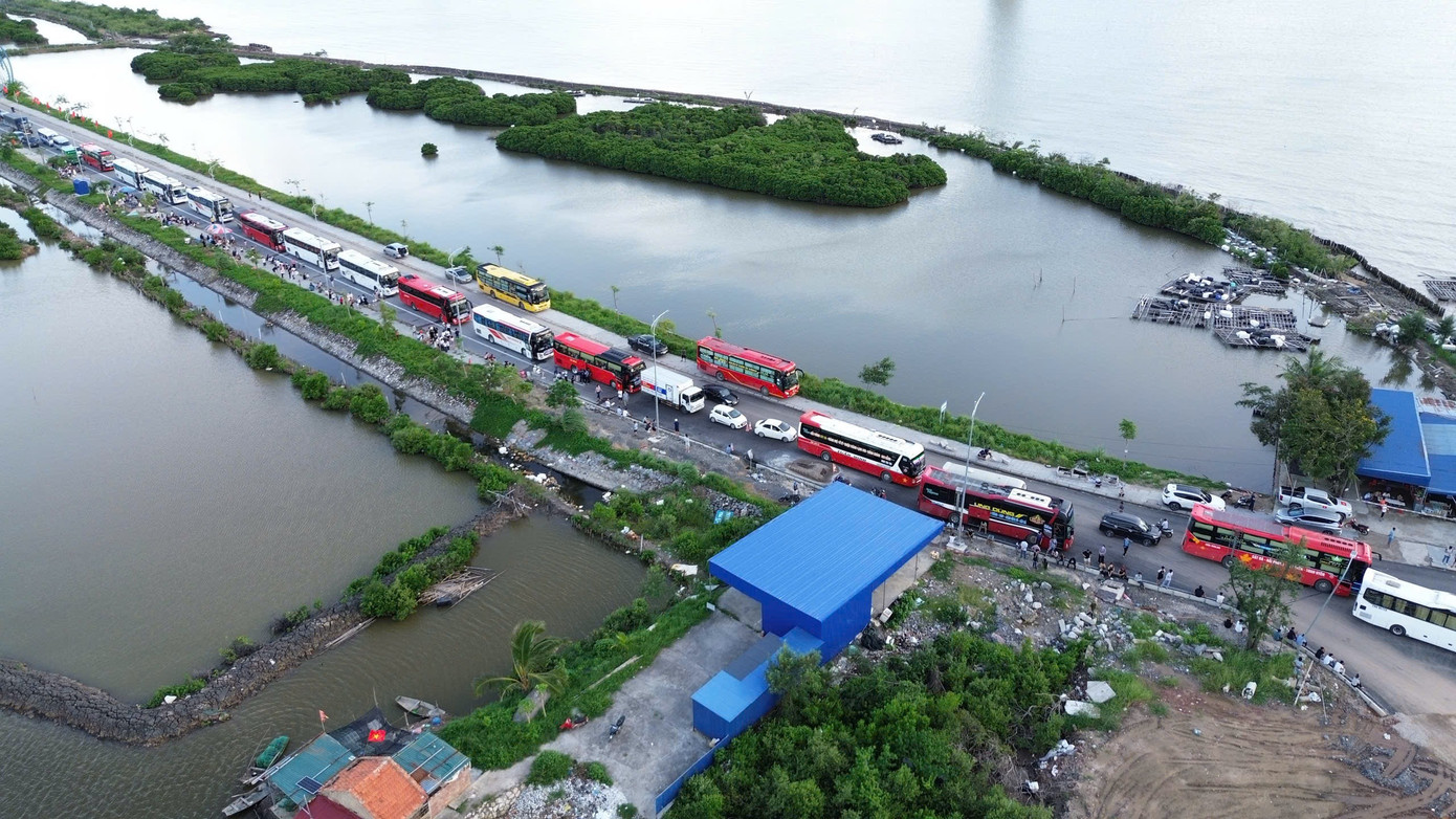 Vì sao bến phà từ chối chở khách rời đảo Cát Bà ngày chủ nhật?- Ảnh 6.