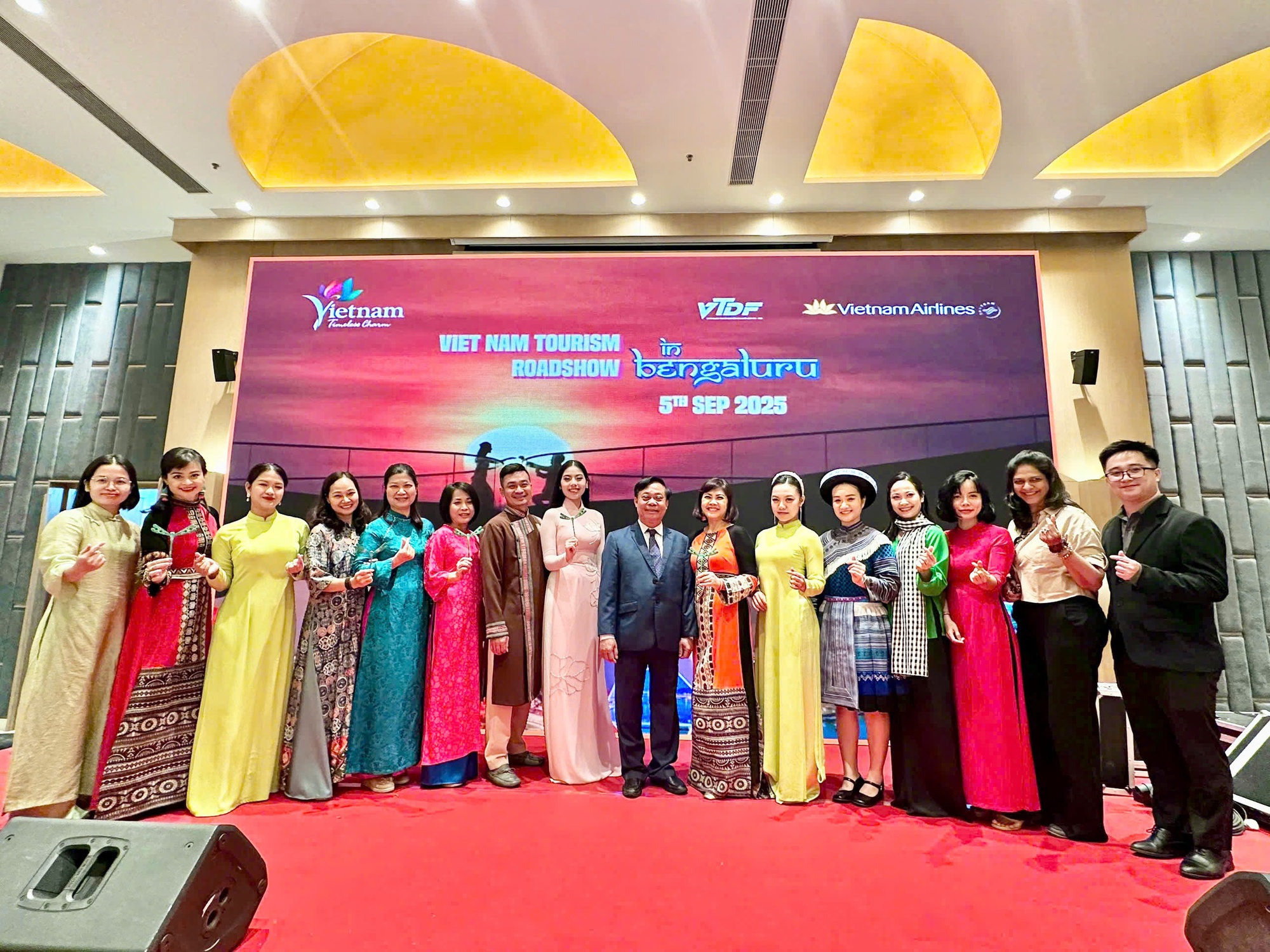 Quán quân Gương mặt truyền hình 2025 dẫn tiếng Anh lưu loát cho cuộc thi sắc đẹp tại Ấn Độ- Ảnh 3.
