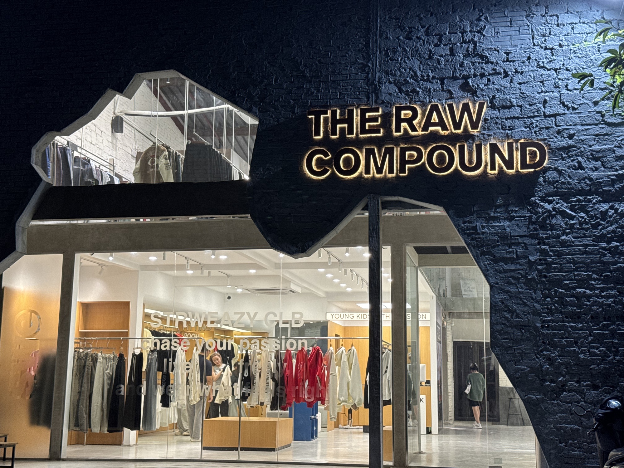 Review tổ hợp thời trang mới toanh, hot 100 độ ở Hà Nội: Rộng 700m2, 30 local brand đổ bộ, vào không muốn đi ra!- Ảnh 1.