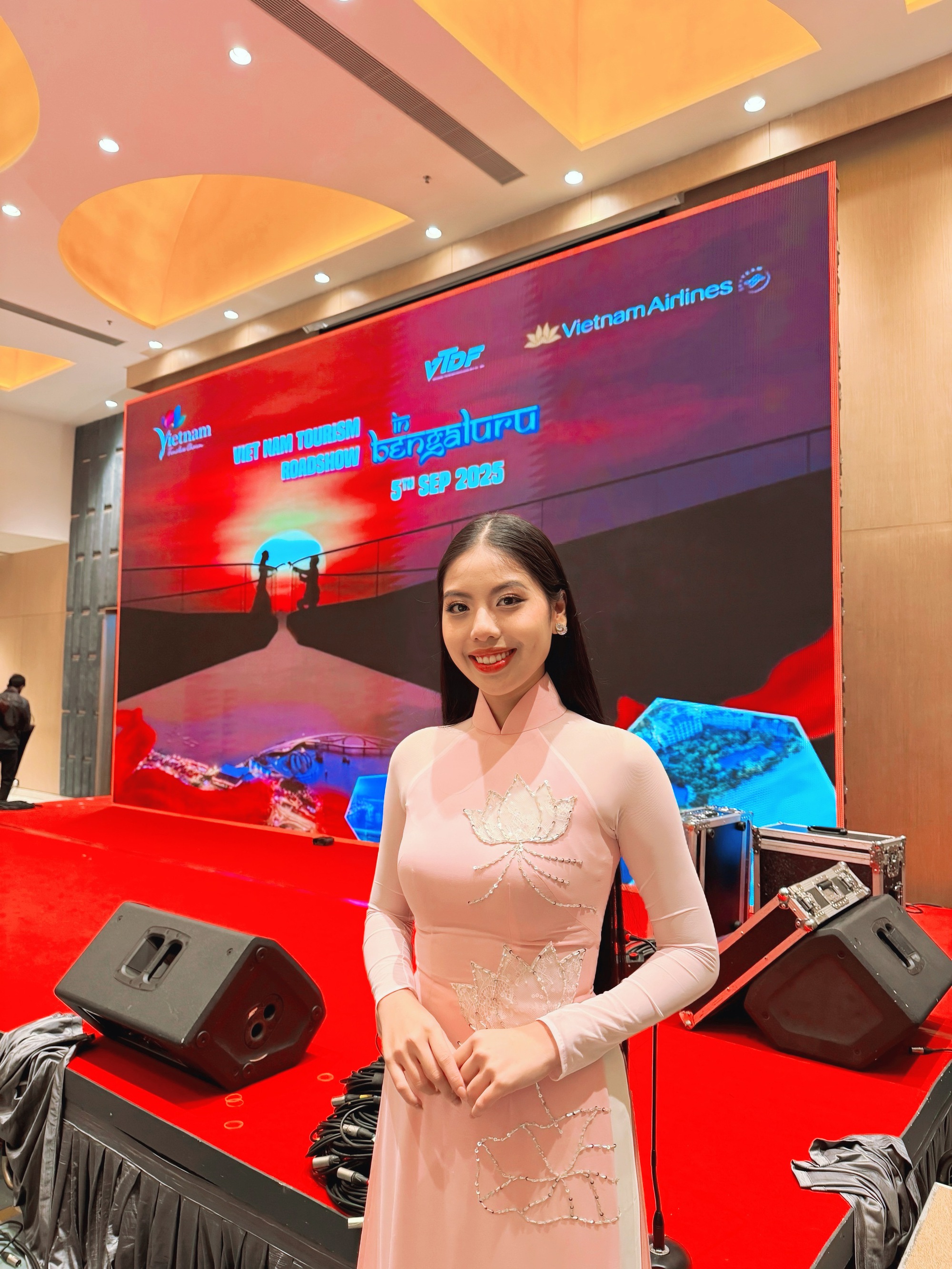 Quán quân Gương mặt truyền hình 2025 dẫn tiếng Anh lưu loát cho cuộc thi sắc đẹp tại Ấn Độ- Ảnh 4.