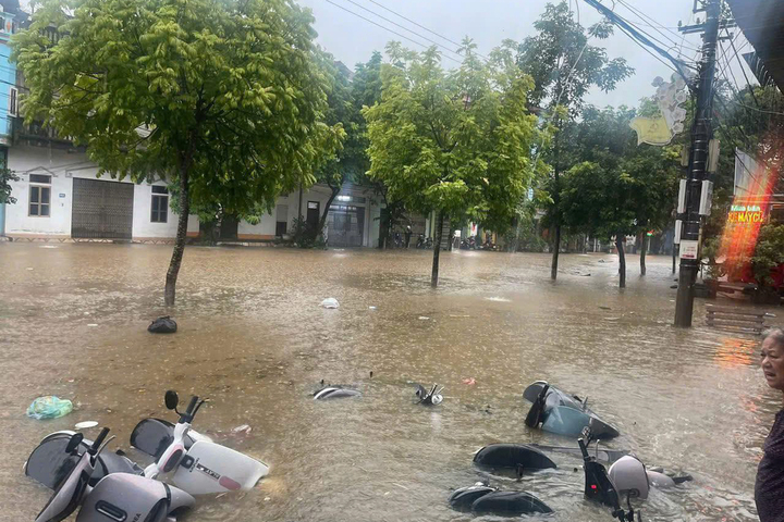Đường phố Lào Cai biến thành sông sau mưa lớn- Ảnh 1.