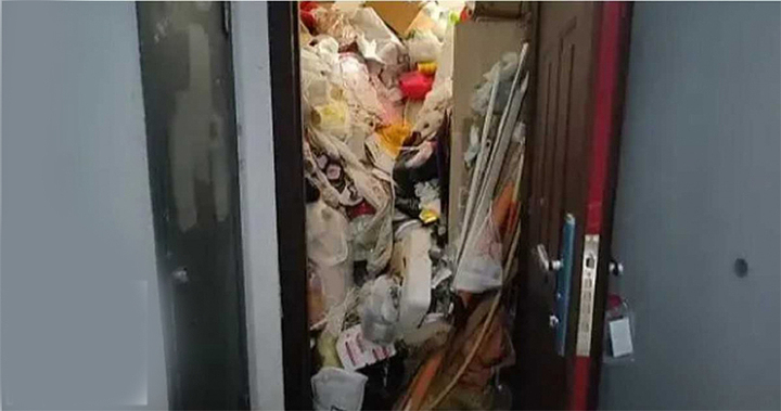Rác đổ như thác khi cửa mở nhà bà lão, chính quyền cử 40 người tới dọn 2 ngày- Ảnh 1.