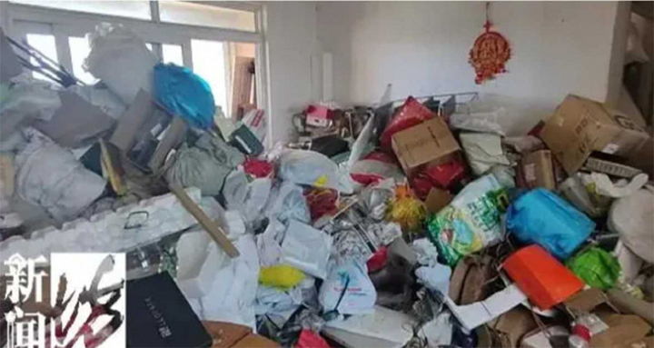 Rác đổ như thác khi cửa mở nhà bà lão, chính quyền cử 40 người tới dọn 2 ngày- Ảnh 3.