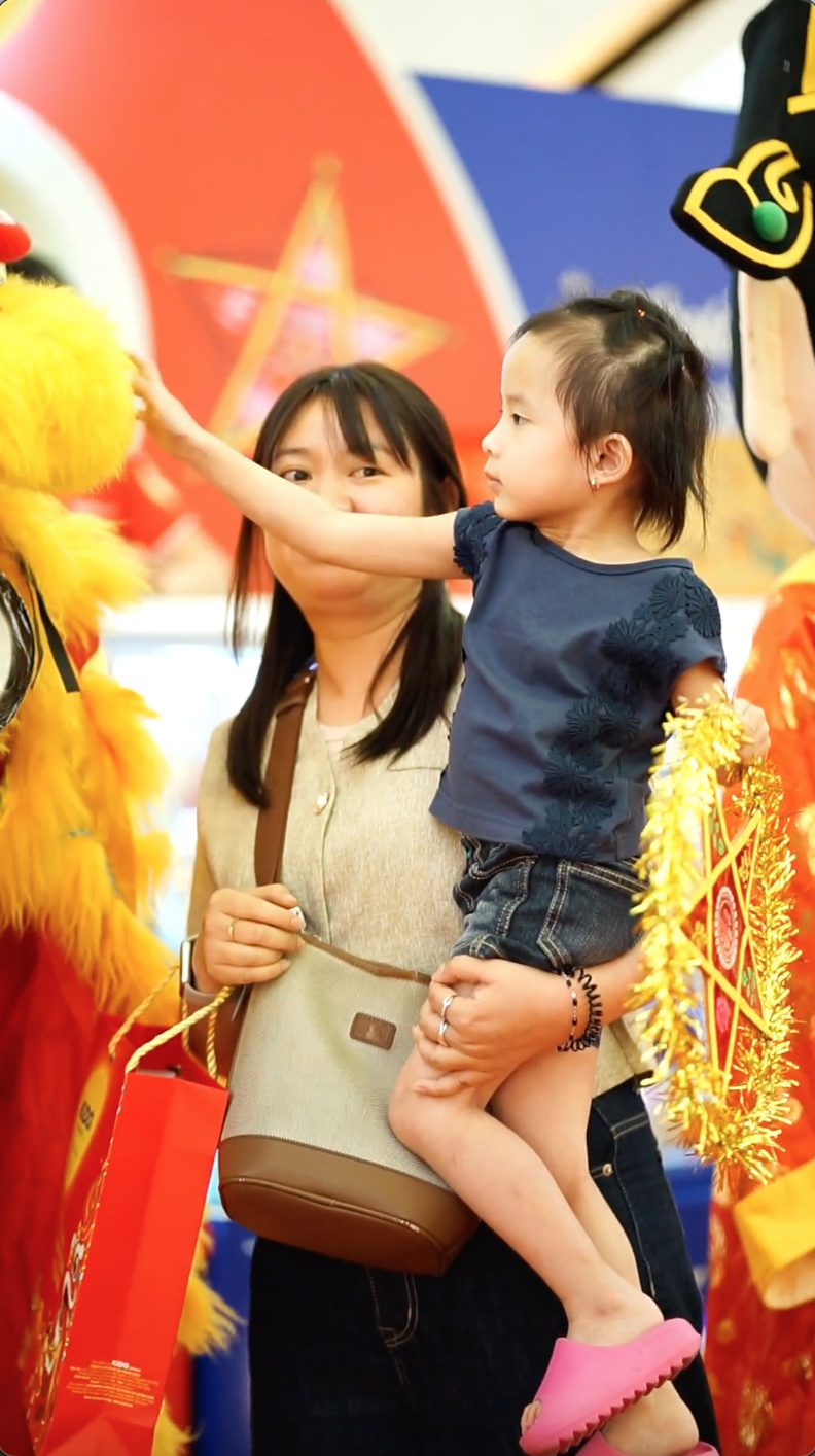 Vạn Hạnh Mall bất ngờ tổ chức Trung thu sớm, múa lân rộn ràng cùng loạt hoạt động khiến khách 