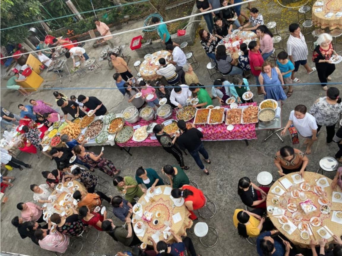 Đám giỗ miền Tây "lên đời" thành tiệc buffet: Bàn tiệc dài như quầy tại nhà hàng, món nào cũng xịn khiến ai cũng bất ngờ- Ảnh 1.