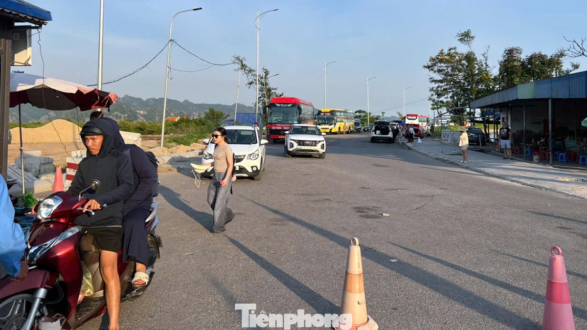Vì sao bến phà từ chối chở khách rời đảo Cát Bà ngày chủ nhật?- Ảnh 3.