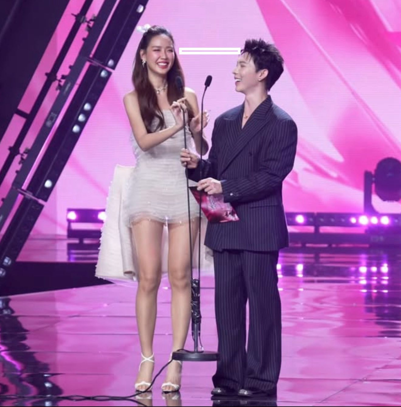 Khung hình gây náo loạn đầu năm của Hoa hậu cao nhất Việt Nam và nhạc sĩ Nguyễn Văn Chung- Ảnh 2. Khung hình gây náo loạn đầu năm của Hoa hậu cao nhất Việt Nam và nhạc sĩ Nguyễn Văn Chung- Ảnh 2.