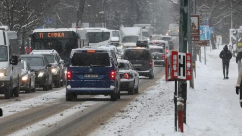 Tuyết rơi d&agrave;y đặc ở Ba Lan, h&agrave;ng d&agrave;i xe bị mắc kẹt tới 20 km- Ảnh 2.