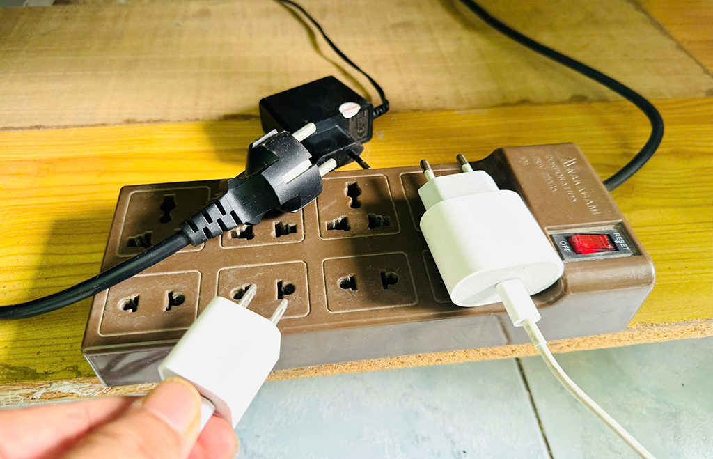 Những thứ cần r&uacute;t ph&iacute;ch cắm trước khi ra khỏi nh&agrave;- Ảnh 2.