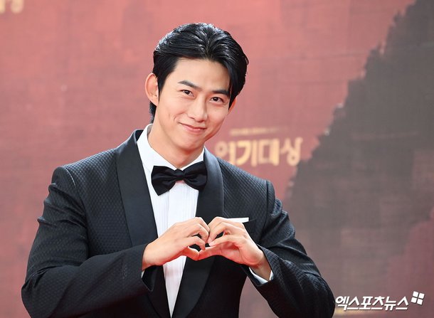 M&agrave;n tỏ t&igrave;nh đẹp nhất đ&ecirc;m giao thừa: Nh&igrave;n ch&uacute; rể n&oacute;ng bỏng thế n&agrave;y chẳng tr&aacute;ch c&ocirc; d&acirc;u lại &ldquo;m&ecirc; như điếu đổ&rdquo;- Ảnh 2.