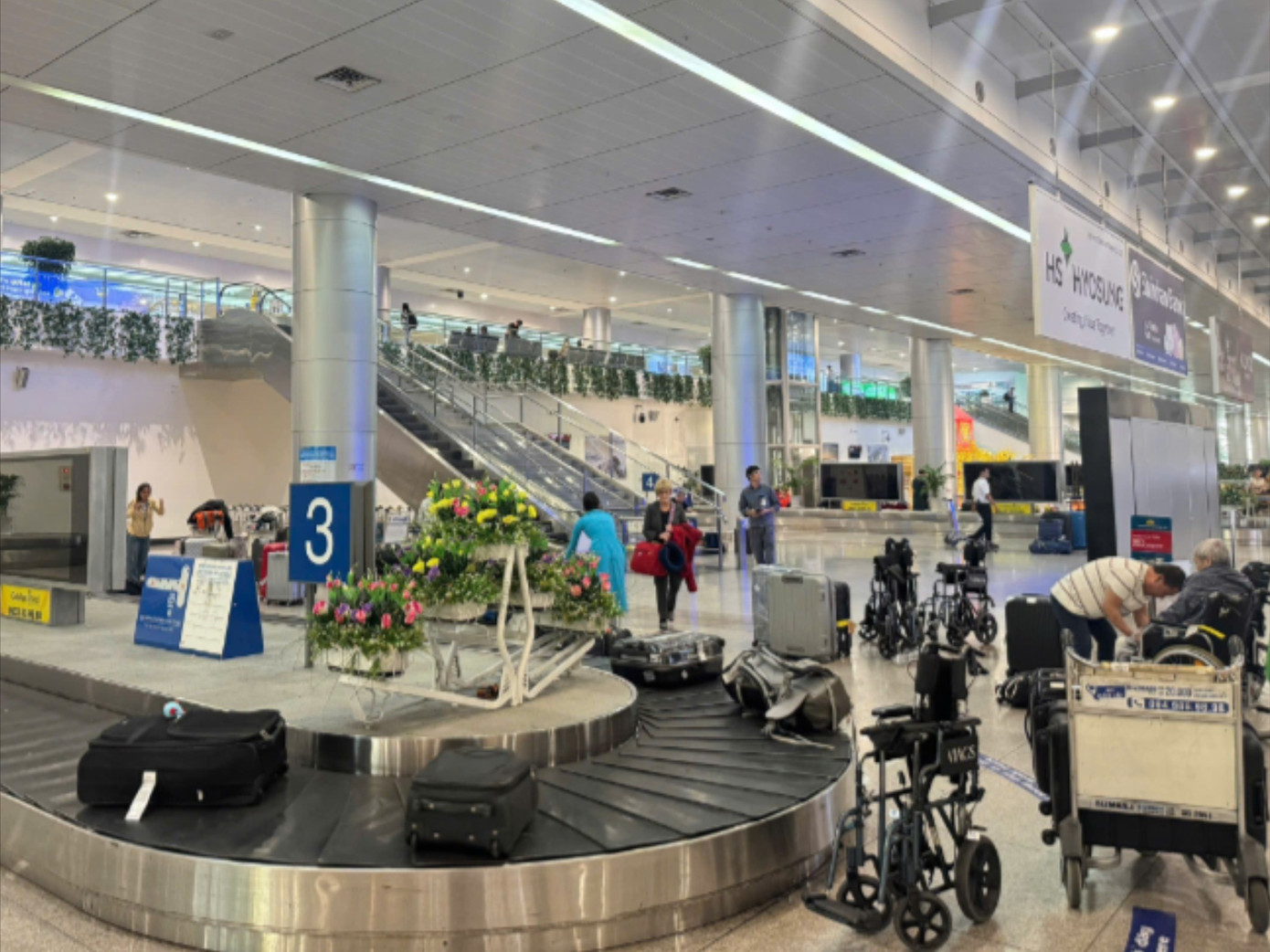 Bất ngờ s&acirc;n bay T&acirc;n Sơn Nhất ng&agrave;y đầu năm mới- Ảnh 1.