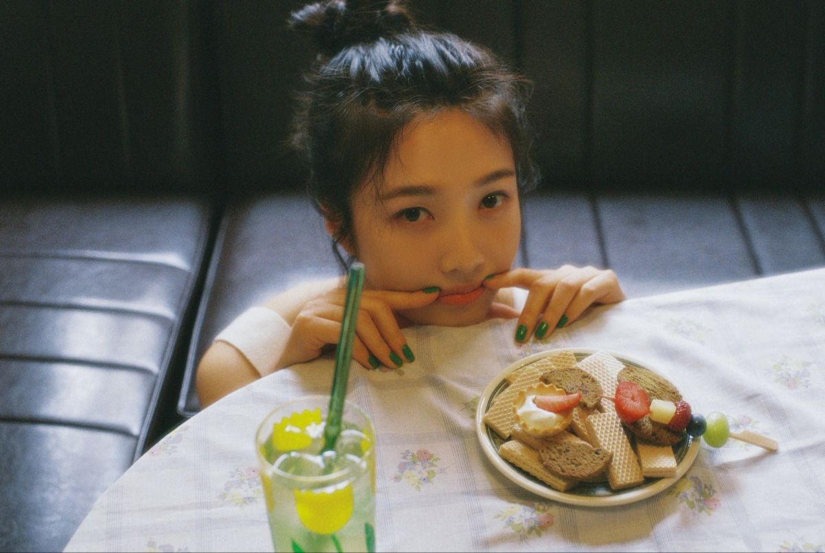 S&aacute;ng n&agrave;o cũng l&agrave;m 5 điều n&agrave;y, đừng hỏi sao nếp nhăn v&agrave; vết ch&acirc;n chim &ldquo;x&acirc;m chiếm&rdquo; l&agrave;n da d&ugrave; chỉ mới đ&ocirc;i mươi- Ảnh 2.