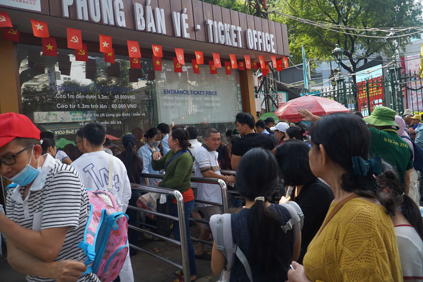D&ograve;ng người đ&ocirc;ng nghịt đổ về Thảo Cầm Vi&ecirc;n, Suối Ti&ecirc;n ng&agrave;y đầu năm- Ảnh 4.