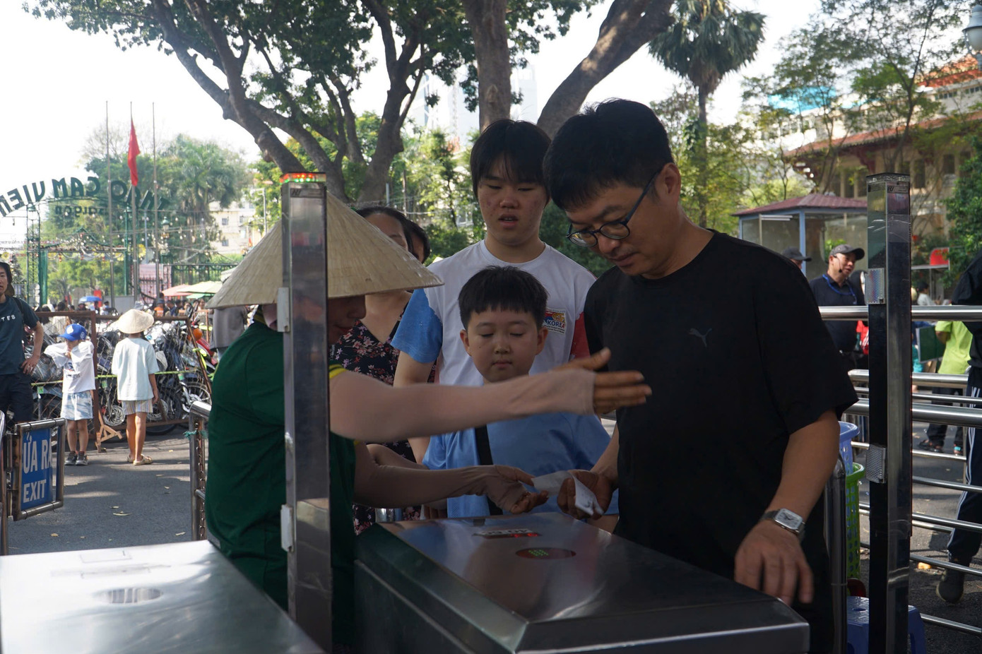 D&ograve;ng người đ&ocirc;ng nghịt đổ về Thảo Cầm Vi&ecirc;n, Suối Ti&ecirc;n ng&agrave;y đầu năm- Ảnh 5.