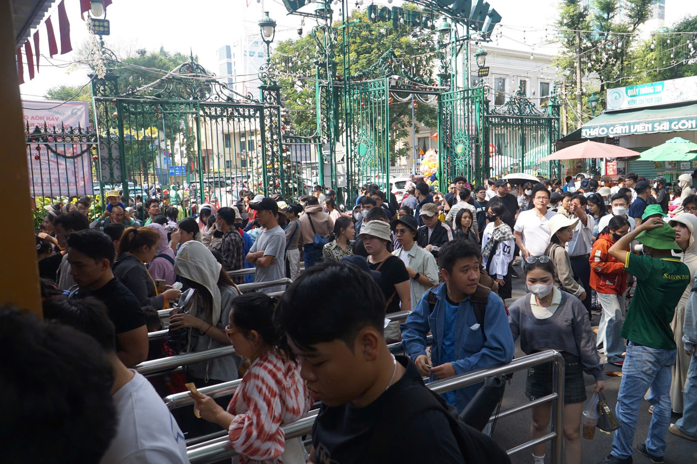 D&ograve;ng người đ&ocirc;ng nghịt đổ về Thảo Cầm Vi&ecirc;n, Suối Ti&ecirc;n ng&agrave;y đầu năm- Ảnh 2.