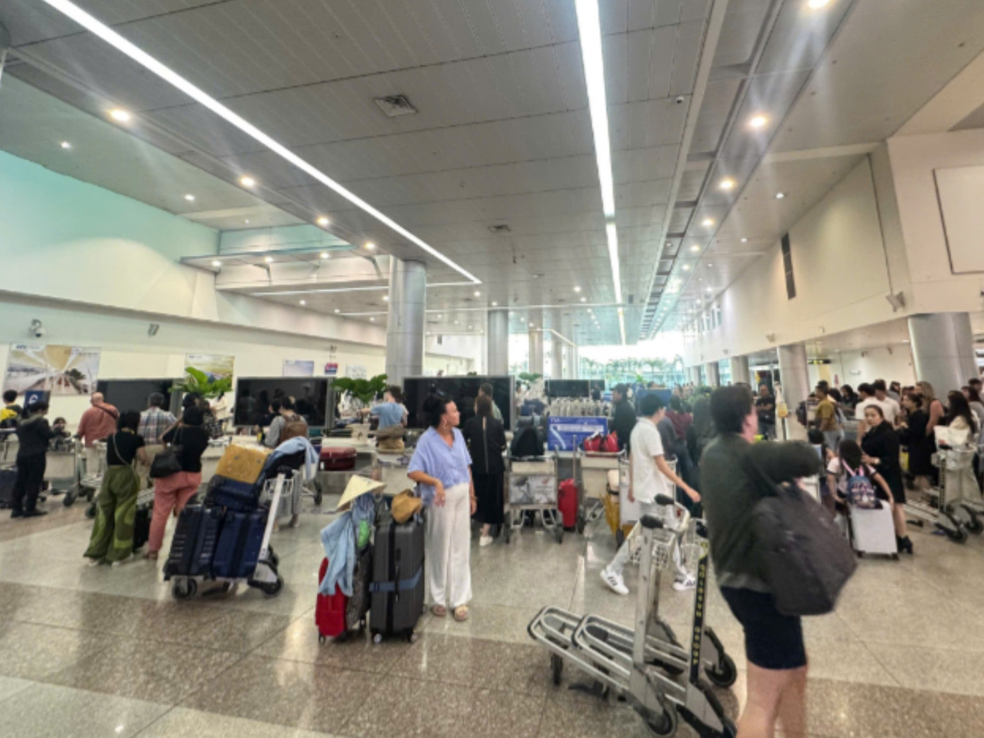 Bất ngờ s&acirc;n bay T&acirc;n Sơn Nhất ng&agrave;y đầu năm mới- Ảnh 2.