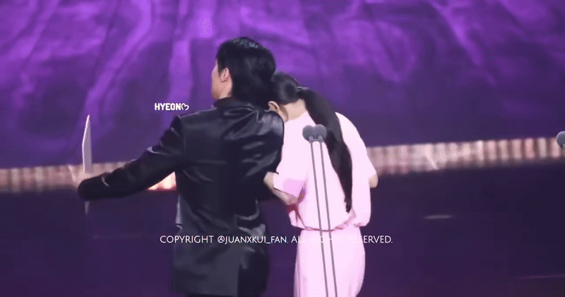 Cặp đ&ocirc;i ng&ocirc;n t&igrave;nh c&ocirc;ng khai t&igrave;nh tứ qu&aacute; mức cho ph&eacute;p ngay tr&ecirc;n s&oacute;ng trực tiếp, 2 anh chị y&ecirc;u nhau thật đấy &agrave;?- Ảnh 4.