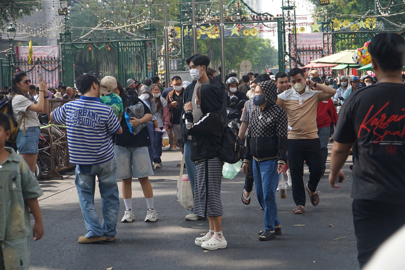 D&ograve;ng người đ&ocirc;ng nghịt đổ về Thảo Cầm Vi&ecirc;n, Suối Ti&ecirc;n ng&agrave;y đầu năm- Ảnh 6.