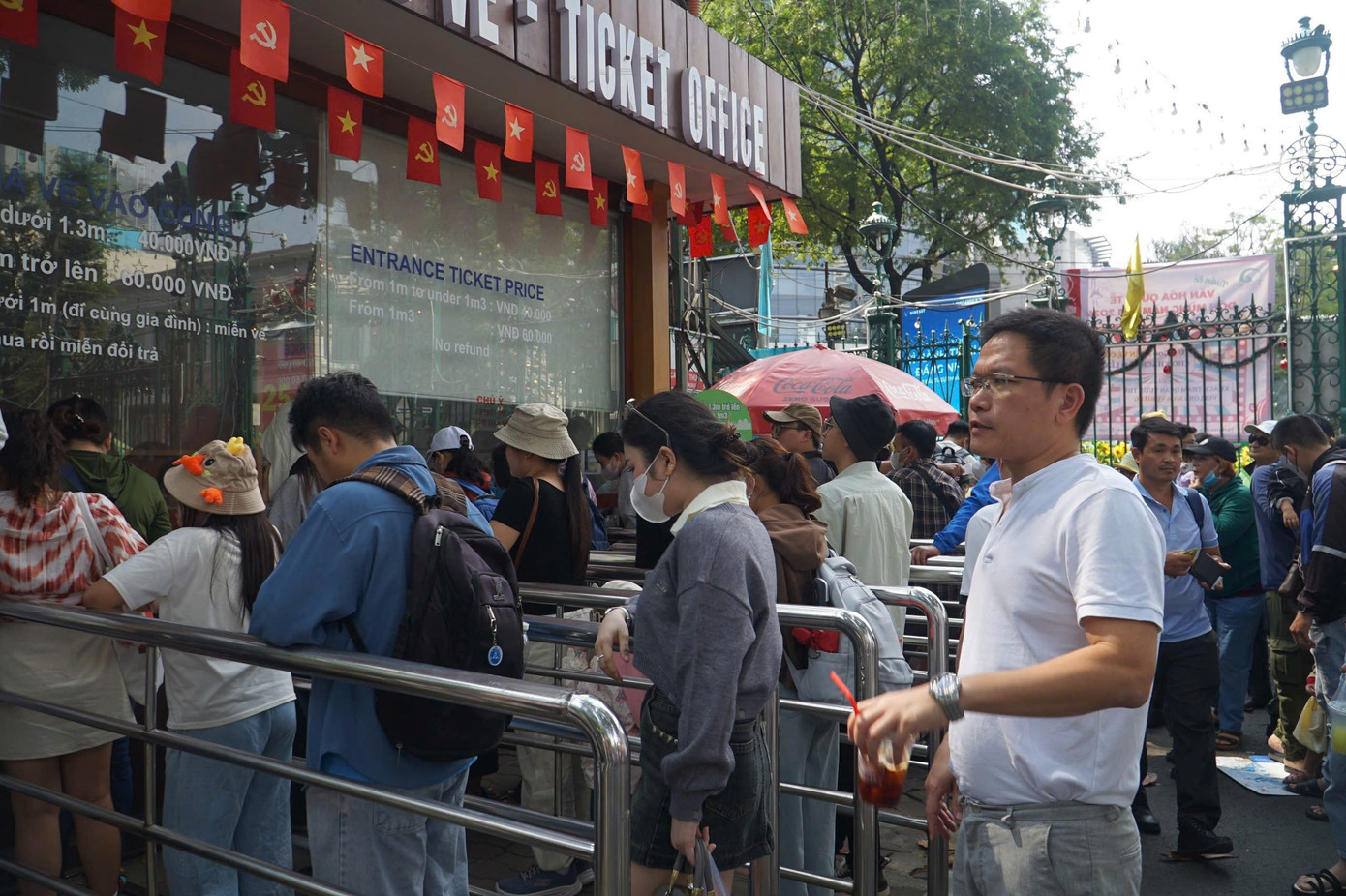 D&ograve;ng người đ&ocirc;ng nghịt đổ về Thảo Cầm Vi&ecirc;n, Suối Ti&ecirc;n ng&agrave;y đầu năm- Ảnh 3.