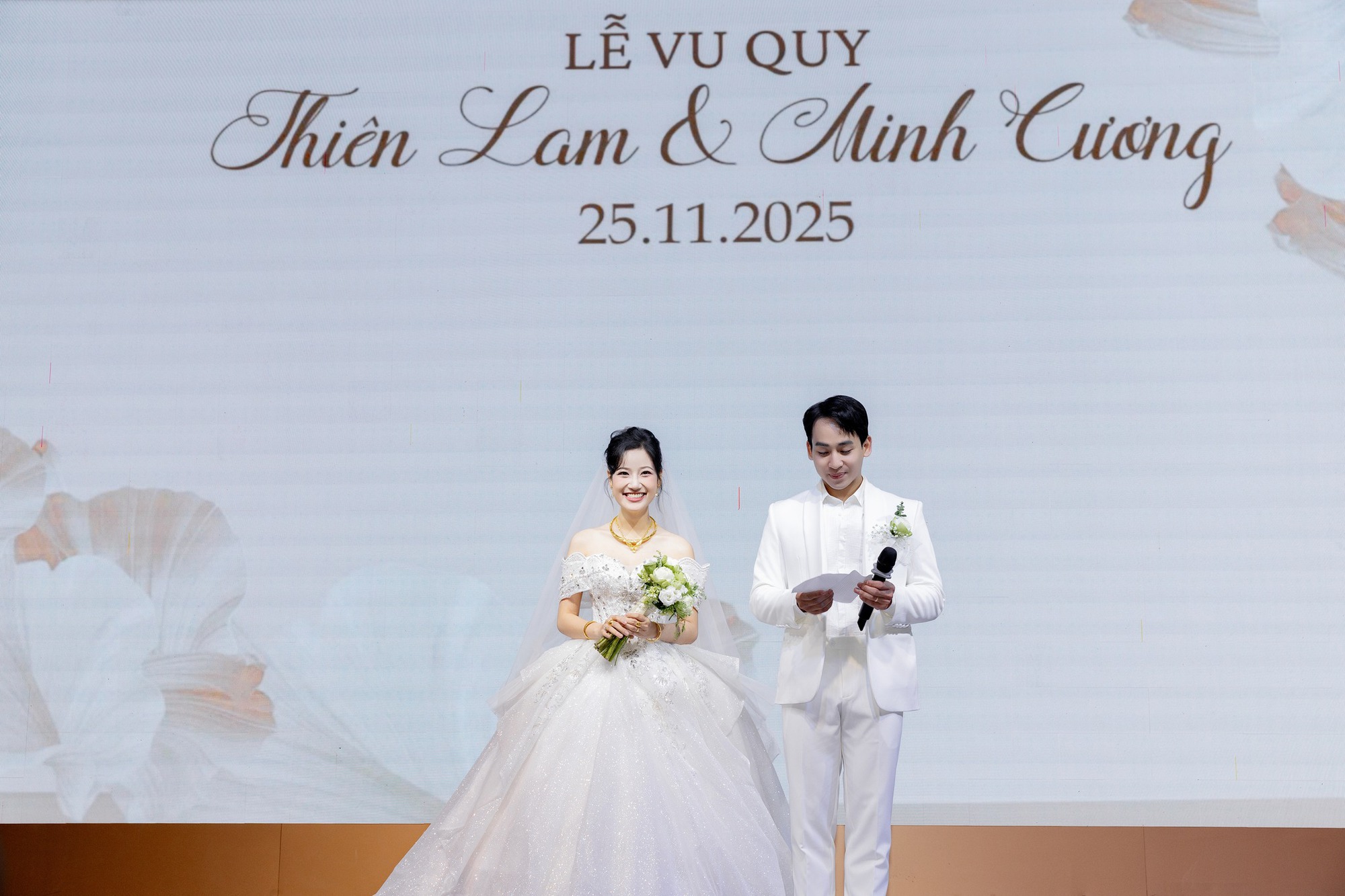 "800 khán giả ấn tượng mỗi em", Hoả Vương làng xiếc cưới gấp người hâm mộ- Ảnh 4.