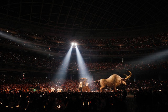 Mỹ nh&acirc;n vung 760 tỷ cưỡi trăn 30m, 20 sinh vật chạy khắp SVĐ khiến 120.000 người &ldquo;bị hạ gục&rdquo;- Ảnh 11.