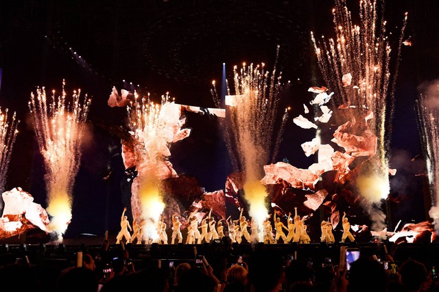 Mỹ nh&acirc;n vung 760 tỷ cưỡi trăn 30m, 20 sinh vật chạy khắp SVĐ khiến 120.000 người &ldquo;bị hạ gục&rdquo;- Ảnh 7.